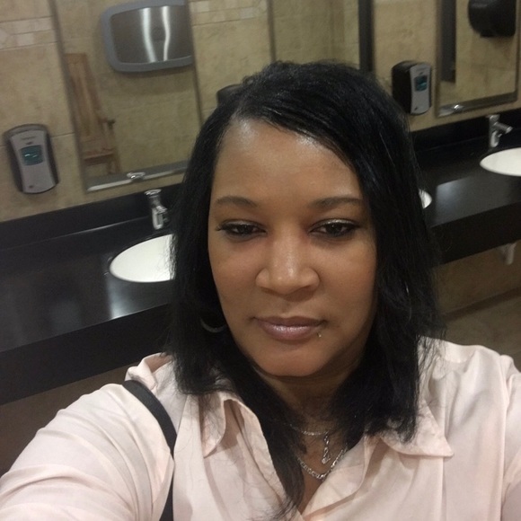 Meet your Posher, Táesha’s Boutique - Picture 2 of 2